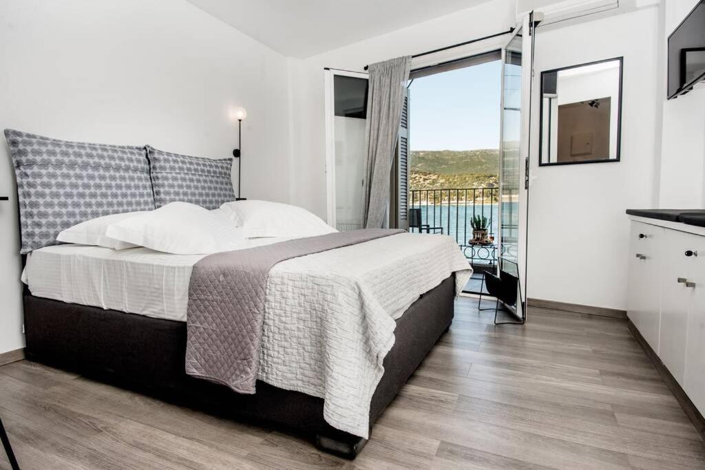 A & B Minimal Suite With Sea View In Argostoli Exterior photo